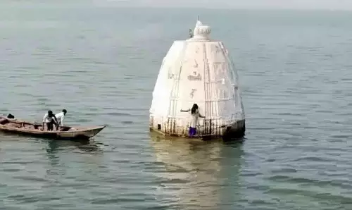 Odisha में एक महिला महानदी नदी में गिर गई, और डूबे हुए मंदिर को पकड़ लिया