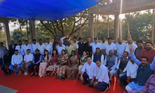 हार से निराश BJD नेता एक फार्महाउस में एक साथ बैठे दिखे हार से निराश BJD नेता एक फार्महाउस में एक साथ बैठे दिखे