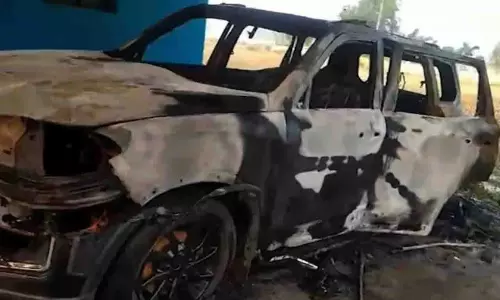 केंद्रपाड़ा में बीजेपी नेता की SUV में आग लगी, साजिश का शक केंद्रपाड़ा में बीजेपी नेता की SUV में आग लगी, साजिश का शक