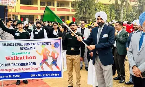 Amritsar: जजों ने ड्रग्स के खिलाफ वॉकथॉन को हरी झंडी दिखाई