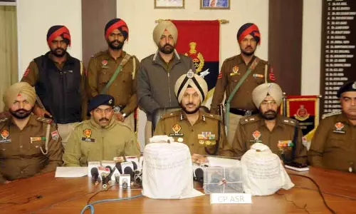 Amritsar: सीमा पार तस्करी करने वाले गिरोह का भंडाफोड़, 4.5 किलो हेरोइन के साथ तीन लोग गिरफ्तार
