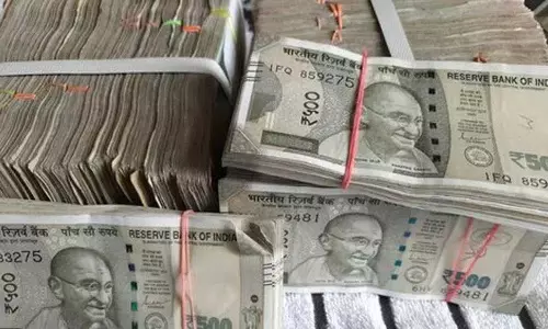 Kamareddy में सरपंच चुनाव में कांग्रेस उम्मीदवार ने नकली नोट बांटे