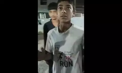 Telangana स्कूल में इंटरमीडिएट छात्रों ने क्लास 9 के लड़के को पीटा Telangana स्कूल में इंटरमीडिएट छात्रों ने क्लास 9 के लड़के को पीटा