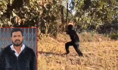 Nirmal District में नए चुने गए सरपंच ने बंदरों को डराने के लिए भालू का भेस बनाया Nirmal District में नए चुने गए सरपंच ने बंदरों को डराने के लिए भालू का भेस बनाया