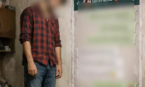 युवक ने गर्लफ्रेंड चैट पोस्टर के साथ लगाई फांसी युवक ने गर्लफ्रेंड चैट पोस्टर के साथ लगाई फांसी