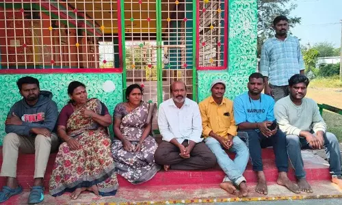 पार्टी के धोखे को लेकर गांव के देवता के मंदिर में विरोध प्रदर्शन