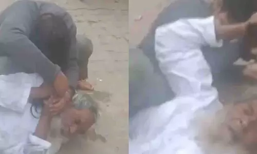 UP के फतेहपुर में सड़क पर महिला और बुजुर्ग व्यक्ति के बीच हाथापाई हुई UP के फतेहपुर में सड़क पर महिला और बुजुर्ग व्यक्ति के बीच हाथापाई हुई