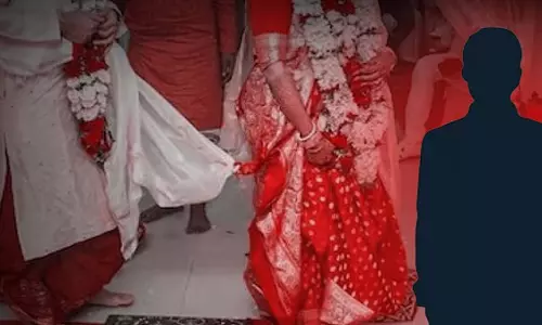 पति घर लौटता है और पत्नी को अपने प्रेमी के साथ बिस्तर पर पाता है! उसके बाद... पति घर लौटता है और पत्नी को अपने प्रेमी के साथ बिस्तर पर पाता है! उसके बाद...