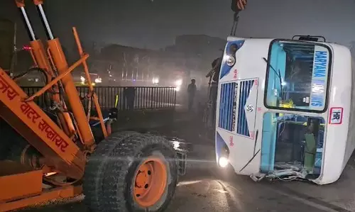हाईवे पर रोडवेज बस पलटी, 3-4 यात्री घायल