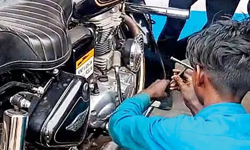 तेज़ आवाज़ वाली बाइकों को रोकने के लिए पुलिस ने silencer हटाना शुरू कर दिया तेज़ आवाज़ वाली बाइकों को रोकने के लिए पुलिस ने silencer हटाना शुरू कर दिया