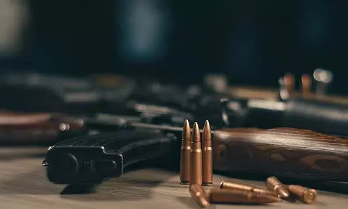 पंचायत प्रधान को Gun का तोहफ़ा! वायरल वीडियो पर हंगामा पंचायत प्रधान को Gun का तोहफ़ा! वायरल वीडियो पर हंगामा