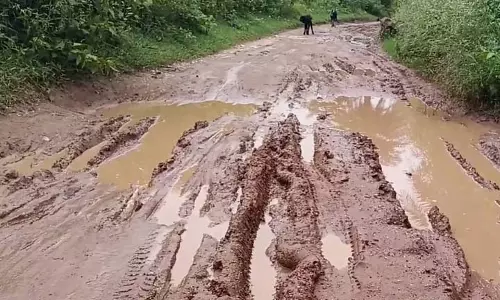 खराब सड़कों के कारण दो लोगों की मौत, Repair के लिए 50 लाख रुपये आवंटित खराब सड़कों के कारण दो लोगों की मौत, Repair के लिए 50 लाख रुपये आवंटित
