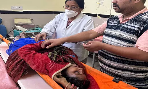 रेलवे स्टेशन पर बड़ा हादसा: चलती ट्रेन में चढ़ते समय महिला फिसलकर गिरी, हालत गंभीर