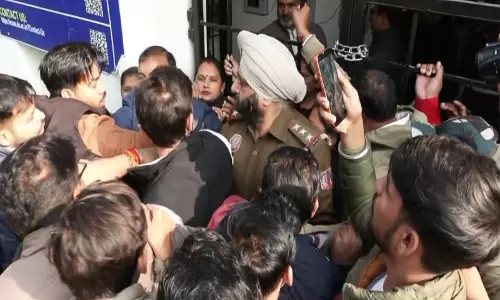 ABVP के सदस्यों ने दिल्ली विश्वविद्यालय के कला संकाय कार्यालय में घुसने की कोशिश की