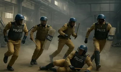 RAID: शराब की छापेमारी के दौरान 4 पुलिसकर्मी घायल RAID: शराब की छापेमारी के दौरान 4 पुलिसकर्मी घायल