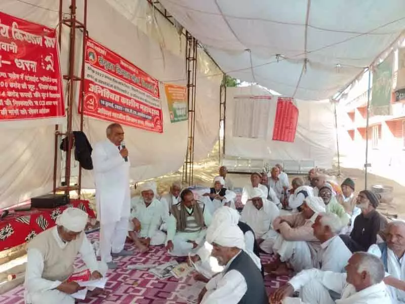 Mahendragarh फसल बीमा दावों को लेकर किसानों का विरोध जारी Mahendragarh फसल बीमा दावों को लेकर किसानों का विरोध जारी