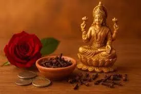 Vastu Tips For Friday: घर में धन टिक नहीं रहा? शुक्रवार के ये उपाय बदल सकते हैं किस्मत Vastu Tips For Friday: घर में धन टिक नहीं रहा? शुक्रवार के ये उपाय बदल सकते हैं किस्मत