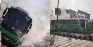 Dehradun: बस में लगी आग, पुलिस टीम ने 40 छात्रों का किया रेस्क्यू Dehradun: बस में लगी आग, पुलिस टीम ने 40 छात्रों का किया रेस्क्यू