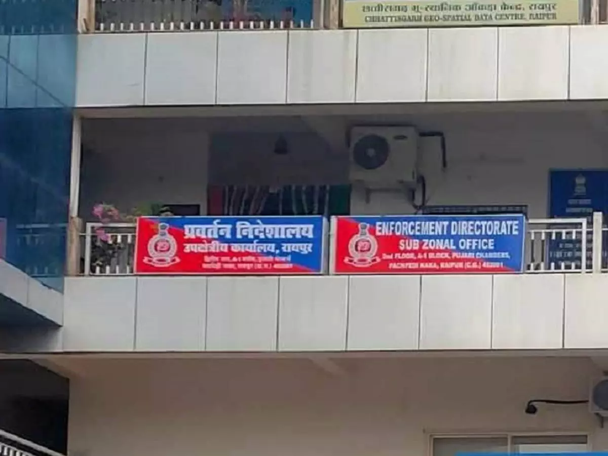 रायपुर में वित्तीय धोखाधड़ी मामले में ED की छापेमारी जारी रायपुर में वित्तीय धोखाधड़ी मामले में ED की छापेमारी जारी