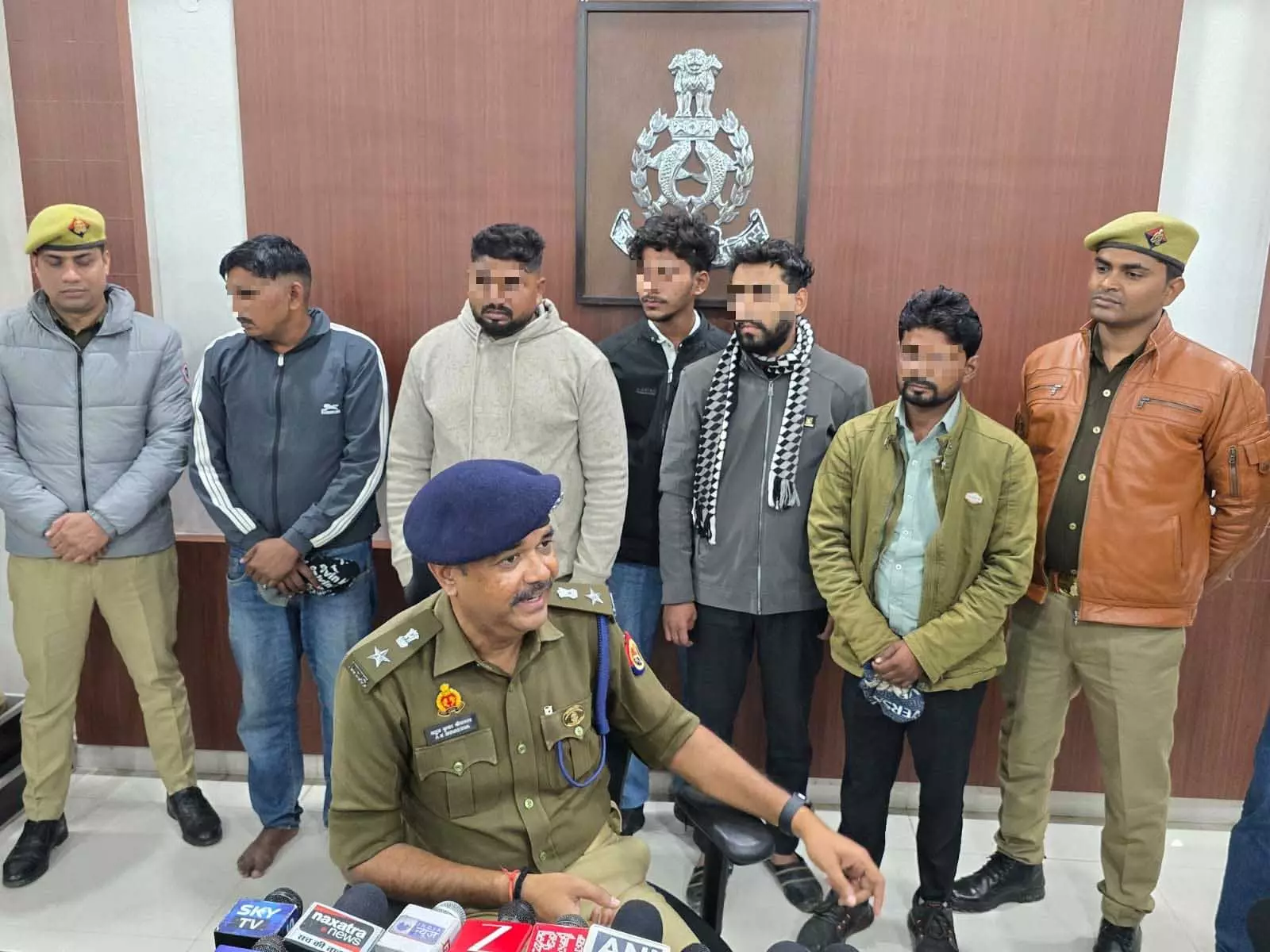 नकली DCP का असली खेल...5 गिरफ्तार, ऐसे बनाते शिकार नकली DCP का असली खेल...5 गिरफ्तार, ऐसे बनाते शिकार