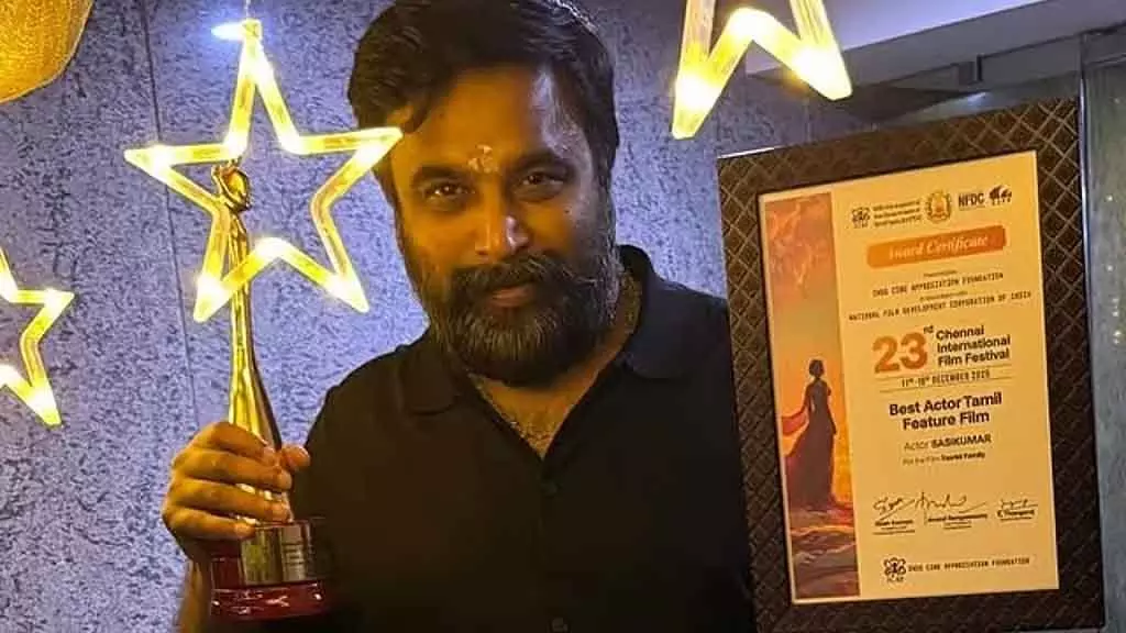 Chennai फिल्म फेस्टिवल: शशिकुमार ने बेस्ट एक्टर का अवॉर्ड जीता Chennai फिल्म फेस्टिवल: शशिकुमार ने बेस्ट एक्टर का अवॉर्ड जीता