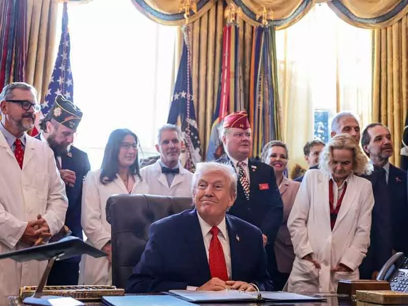 Trump ने मारिजुआना पर लगी पाबंदियों में ढील दी, रिसर्च को बढ़ावा दिया। Trump ने मारिजुआना पर लगी पाबंदियों में ढील दी, रिसर्च को बढ़ावा दिया।