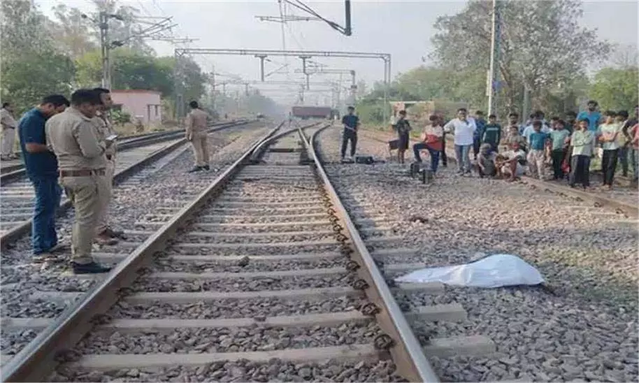 Ranchi : रेलवे ट्रैक के पास मिली महिला की लाश, शिनाख्त में जुटी पुलिस Ranchi : रेलवे ट्रैक के पास मिली महिला की लाश, शिनाख्त में जुटी पुलिस