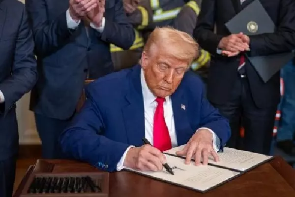 Trump ने अंतरिक्ष प्रभुत्व को लेकर आदेश पर साइन किए, 2028 तक चंद्रमा पर वापसी तय Trump ने अंतरिक्ष प्रभुत्व को लेकर आदेश पर साइन किए, 2028 तक चंद्रमा पर वापसी तय