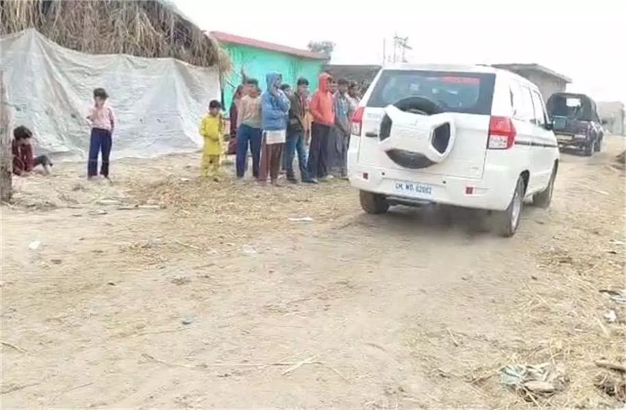 Samba: पशु तस्कर के घर पुलिस की अनौखी दबिश, दी चेतावनी Samba: पशु तस्कर के घर पुलिस की अनौखी दबिश, दी चेतावनी