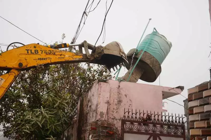 Jalandhar: महिला ड्रग पेडलर का अवैध ढांचा ढहा दिया गया Jalandhar: महिला ड्रग पेडलर का अवैध ढांचा ढहा दिया गया