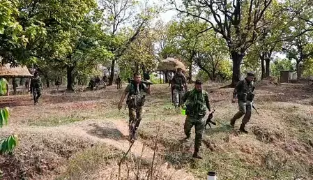 सुरक्षाबलों और माओवादियों के बीच मुठभेड़ सुरक्षाबलों और माओवादियों के बीच मुठभेड़