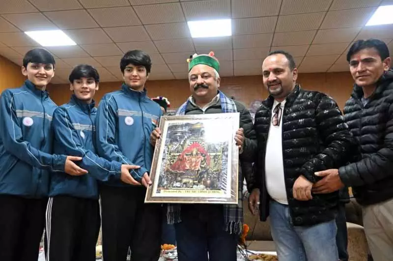 Himachal: वॉलीबॉल टूर्नामेंट में प्रदर्शन के लिए तीन महिला एथलीटों को सम्मानित किया गया Himachal: वॉलीबॉल टूर्नामेंट में प्रदर्शन के लिए तीन महिला एथलीटों को सम्मानित किया गया