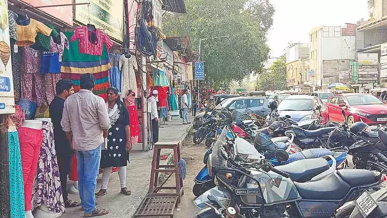 Purasawalkam हाई रोड पर अतिक्रमण के कारण पैदल चलने वालों के लिए कोई जगह नहीं बची है। Purasawalkam हाई रोड पर अतिक्रमण के कारण पैदल चलने वालों के लिए कोई जगह नहीं बची है।