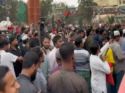 Dhaka में उग्र प्रदर्शन, प्रमुख चौराहा ब्लॉक, क्रांतिकारी सरकार के नारे Dhaka में उग्र प्रदर्शन, प्रमुख चौराहा ब्लॉक, क्रांतिकारी सरकार के नारे