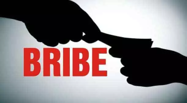 Koraput के IIC को 20,000 रुपये की रिश्वत लेते हुए विजिलेंस ने गिरफ्तार किया। Koraput के IIC को 20,000 रुपये की रिश्वत लेते हुए विजिलेंस ने गिरफ्तार किया।