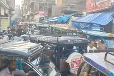 Farrukhabad: फर्रुखाबाद रेलवे स्टेशन के बाहर ई-रिक्शा ने बढ़ाई भीड़ Farrukhabad: फर्रुखाबाद रेलवे स्टेशन के बाहर ई-रिक्शा ने बढ़ाई भीड़