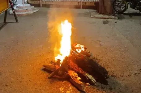 Farrukhabad: भीषण सर्दी में राहत के लिए नगर पालिका ने अलाव जलाए Farrukhabad: भीषण सर्दी में राहत के लिए नगर पालिका ने अलाव जलाए