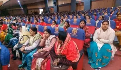 बिहार: भागलपुर में CM नीतीश कुमार जीविका दीदियों को बना रहे नेता बिहार: भागलपुर में CM नीतीश कुमार जीविका दीदियों को बना रहे नेता