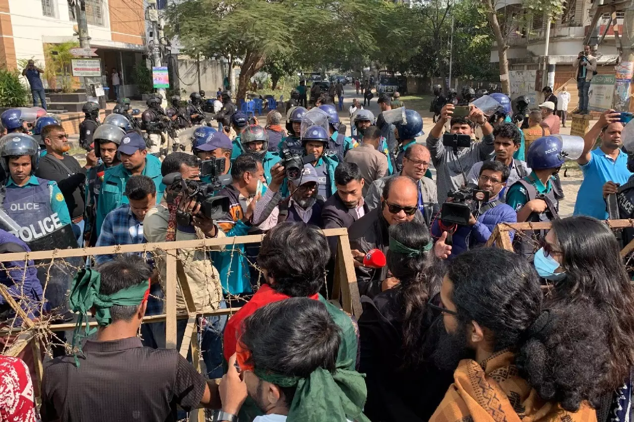 Bangladesh: चटगांव में भारतीय दूतावास के पास हिंसा में चार लोग घायल हो गए Bangladesh: चटगांव में भारतीय दूतावास के पास हिंसा में चार लोग घायल हो गए