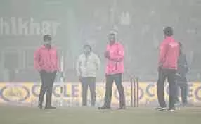 कोहरे की चिंताओं के बीच BCCI उत्तर भारत के मैचों पर फिर से विचार करेगा। कोहरे की चिंताओं के बीच BCCI उत्तर भारत के मैचों पर फिर से विचार करेगा।