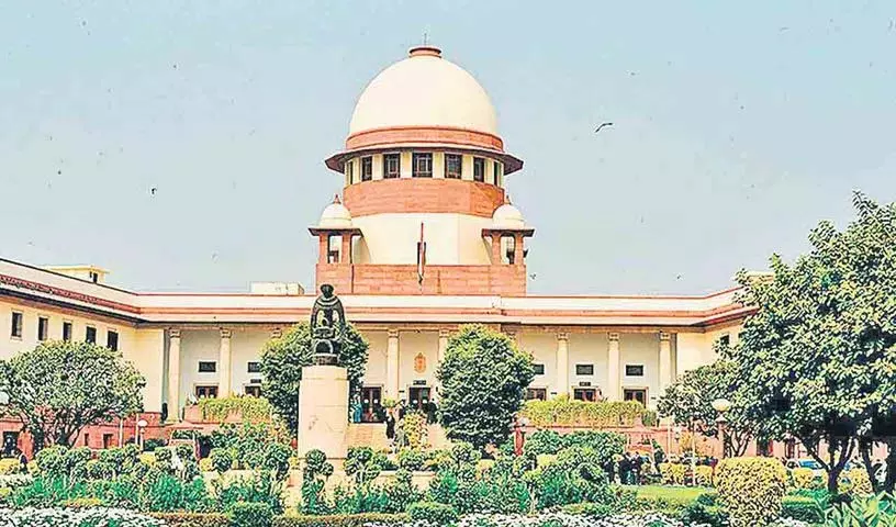 महिला वकील ने नोएडा पुलिस स्टेशन में मारपीट का आरोप लगाया, SC ने CCTV फुटेज का आदेश दिया महिला वकील ने नोएडा पुलिस स्टेशन में मारपीट का आरोप लगाया, SC ने CCTV फुटेज का आदेश दिया