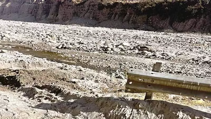 Kullu-Manali हाईवे के पास क्रैश बैरियर क्षतिग्रस्त, नदी तक अवैध पहुंच का संदेह Kullu-Manali हाईवे के पास क्रैश बैरियर क्षतिग्रस्त, नदी तक अवैध पहुंच का संदेह