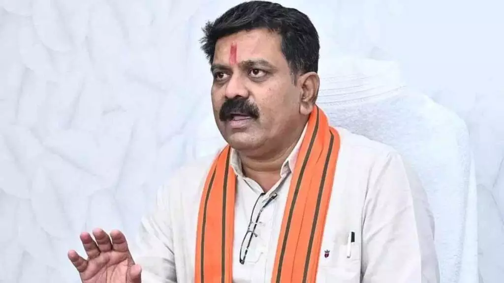 आमाबेड़ा हिंसा पर गृहमंत्री विजय शर्मा रख रहे नजर, धर्मांतरण पर दिया बड़ा बयान आमाबेड़ा हिंसा पर गृहमंत्री विजय शर्मा रख रहे नजर, धर्मांतरण पर दिया बड़ा बयान