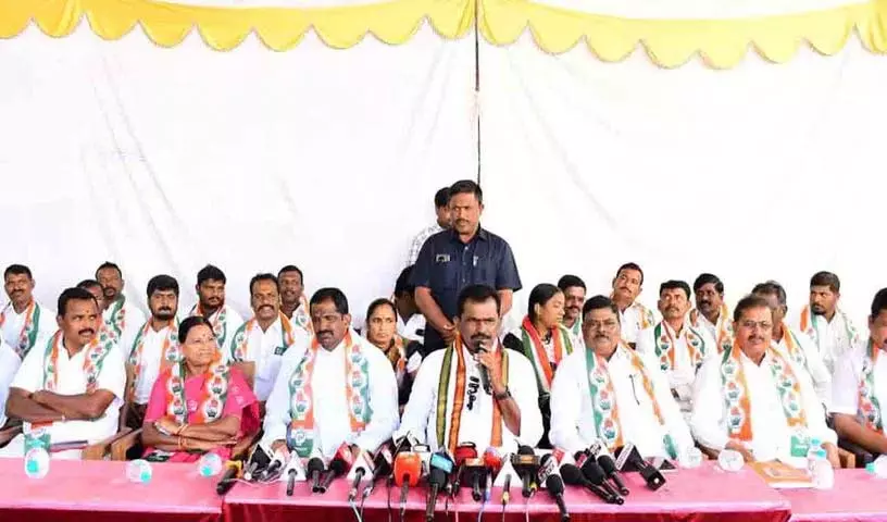 विधायक ने वरिष्ठ कांग्रेस नेता Chinna Reddy पर सनसनीखेज टिप्पणी की विधायक ने वरिष्ठ कांग्रेस नेता Chinna Reddy पर सनसनीखेज टिप्पणी की