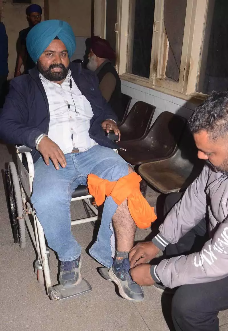 कांग्रेस कार्यकर्ताओं पर AAP के विजय जुलूस पर फायरिंग करने का आरोप, 5 लोग घायल कांग्रेस कार्यकर्ताओं पर AAP के विजय जुलूस पर फायरिंग करने का आरोप, 5 लोग घायल