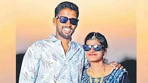 विकाराबाद में दहेज विवाद: पति ने CCTV में पत्नी को पीट-पीटकर मारा विकाराबाद में दहेज विवाद: पति ने CCTV में पत्नी को पीट-पीटकर मारा