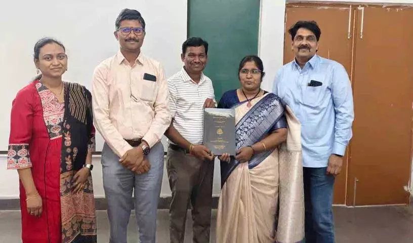 Koderu Mandal निवासी को पलामुरु विश्वविद्यालय से डॉक्टरेट की उपाधि प्राप्त हुई Koderu Mandal निवासी को पलामुरु विश्वविद्यालय से डॉक्टरेट की उपाधि प्राप्त हुई