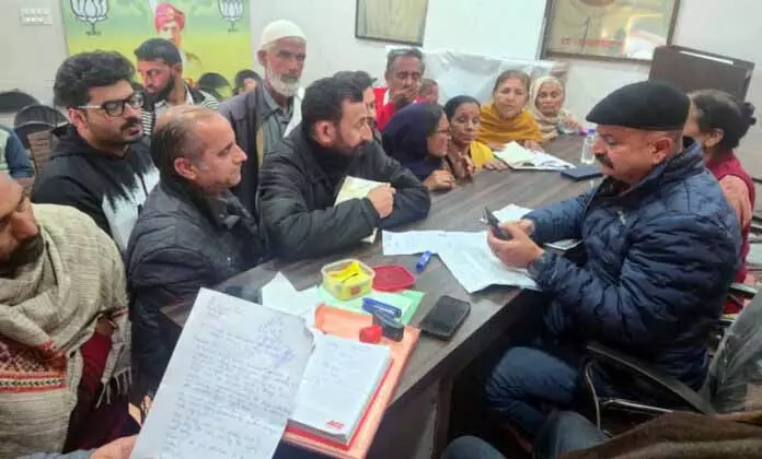JAMMU: जनता दरबार में लोगों ने सेठी के सामने कई मुद्दे उठाए JAMMU: जनता दरबार में लोगों ने सेठी के सामने कई मुद्दे उठाए