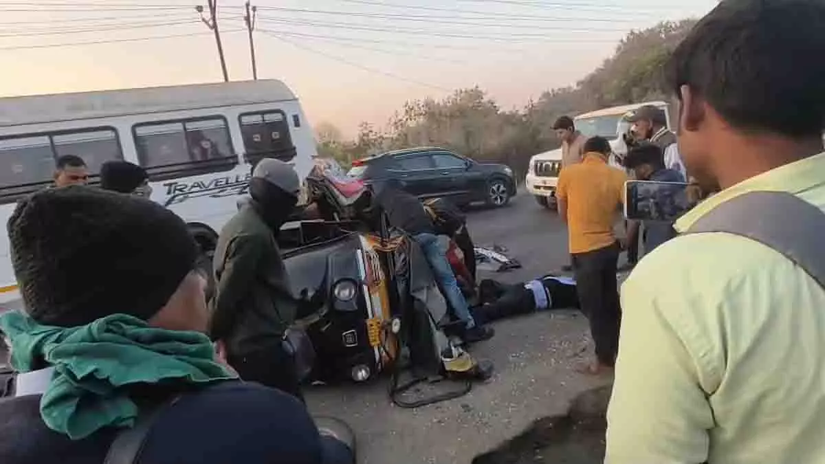 महाळुंगे MIDC के पास टेम्पो-ऑटो टक्कर, दो की मौत महाळुंगे MIDC के पास टेम्पो-ऑटो टक्कर, दो की मौत