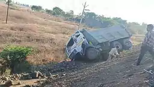 NH-52 पर शाहजहांपुर के पास डंप ट्रक पलटा, ड्राइवर की हालत गंभीर NH-52 पर शाहजहांपुर के पास डंप ट्रक पलटा, ड्राइवर की हालत गंभीर